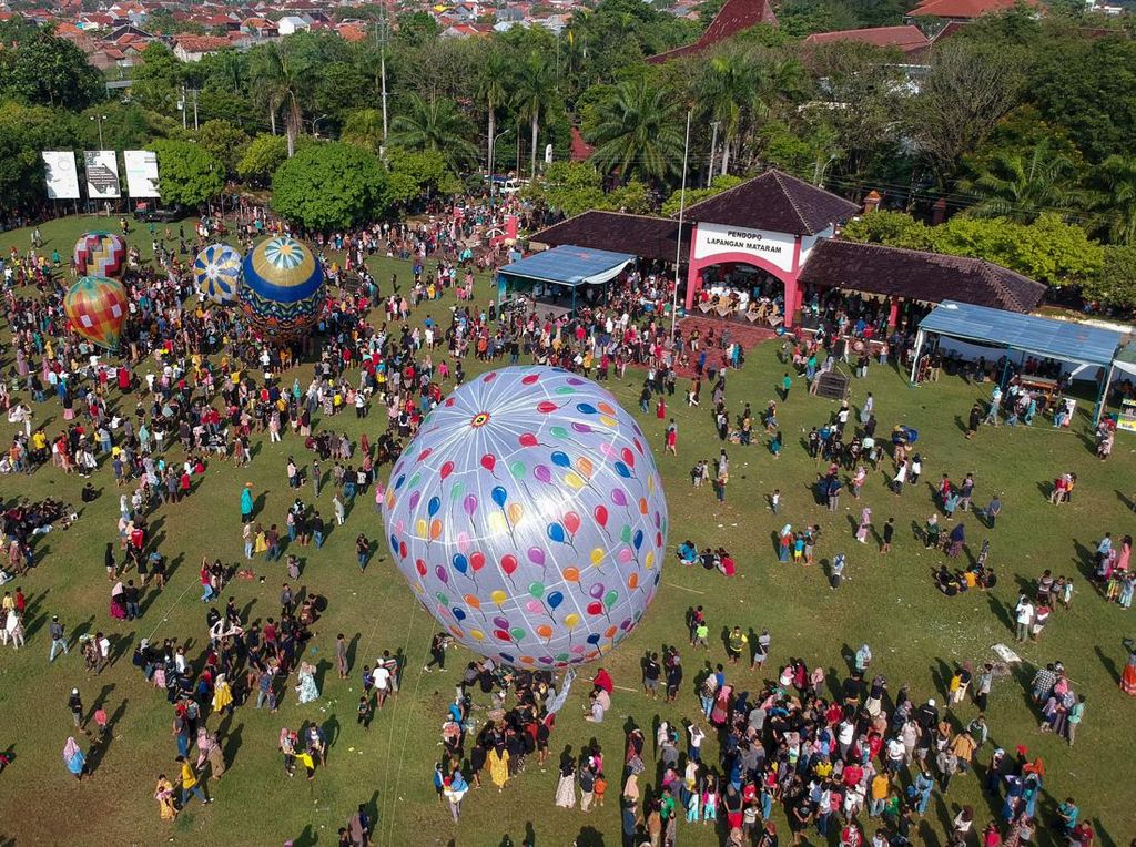 Libur Lebaran, Balon Udara Warna-warni Hiasi Lapangan di Pekalongan Libur Lebaran, Balon Udara Warna-warni Hiasi Lapangan di Pekalongan