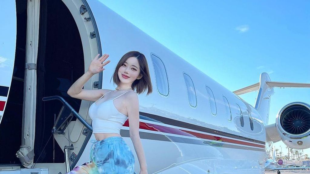 Potret Liburan Seksi DJ Soda yang Dipaksa Buka Celana di Pesawat