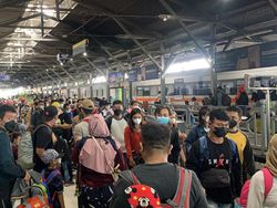 Puncak Arus Balik Mudik, 12 Ribu Penumpang Hilir Mudik di Stasiun Pasar Turi