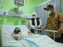 Jenguk Korban Perosotan Kenpark, Menko PMK Minta Pengelola Lakukan Cek Berkala