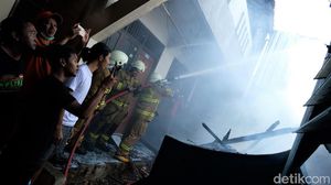 Momen Petugas Damkar Padamkan Api yang Lalap Rumah di Jaksel
