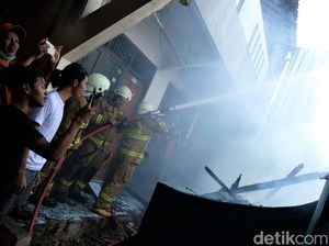 Momen Petugas Damkar Padamkan Api yang Lalap Rumah di Jaksel