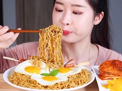 Populer di Korea, 5 YouTuber Ini Mukbang Indomie Porsi Jumbo