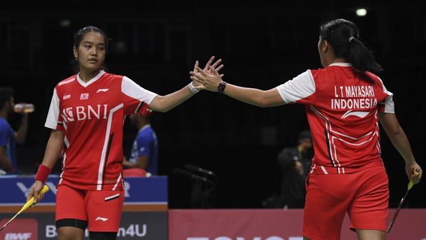 Pebulu tangkis ganda putri Indonesia Nita Violina Marwah (kiri) dan Lanny Tria Mayasari (kanan) berjabat tangan saat melawan pebulu tangkis ganda putri Prancis Flavie Vallet dan Emilie Vercelot dalam pertandingan babak penyisihan grup A Piala Thomas Uber 2022 di Impact Arena, Bangkok, Thailand, Minggu (8/5/2022). Nita Violina Marwah/Lanny Tria Mayasari menang dengan skor 21-14 dan 21-11. ANTARA FOTO/M Risyal Hidayat/aww.