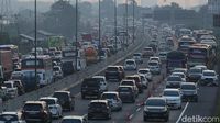 Padat Merayap! Potret Kemacetan Arus Balik di KM 54 Karawang Timur