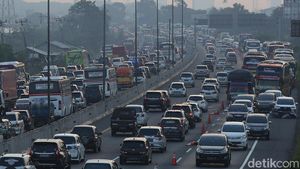Padat Merayap! Potret Kemacetan Arus Balik di KM 54 Karawang Timur