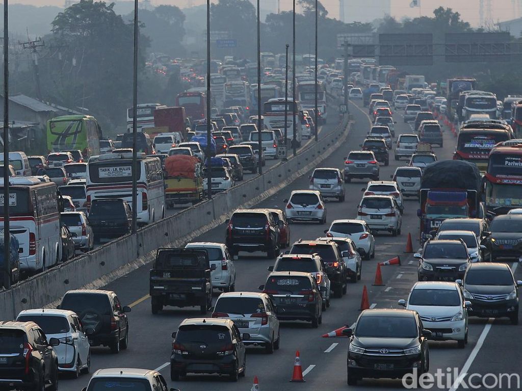 Padat Merayap! Potret Kemacetan Arus Balik di KM 54 Karawang Timur