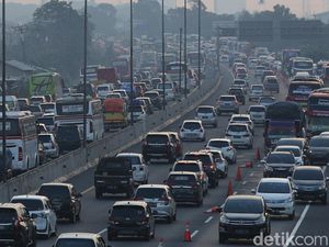 Padat Merayap! Potret Kemacetan Arus Balik di KM 54 Karawang Timur Padat Merayap! Potret Kemacetan Arus Balik di KM 54 Karawang Timur