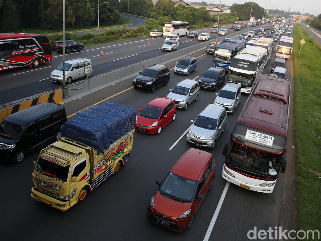 Tol Jakarta-Cikampek Padat, Polisi Berlakukan Rekayasa Lalin
