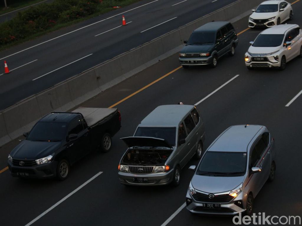 Lalin di Tol Jakarta-Cikampek Padat Merayap Lalin di Tol Jakarta-Cikampek Padat Merayap