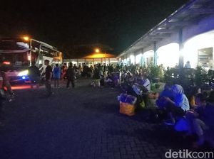 Macet Parah Bikin Penumpang Bus di Kudus Tujuan Bekasi Telantar Macet Parah Bikin Penumpang Bus di Kudus Tujuan Bekasi Telantar