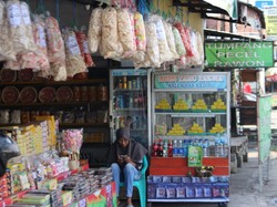 Pemudik Berburu Buah Tangan ke Sentra Oleh-oleh Jalan Arteri Jombang