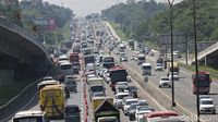Penampakan Antrean Panjang Kendaraan di Tol Japek Siang Ini