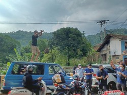 Heboh Pemudik Joget di Atas Mobil Saat One Way di Nagreg