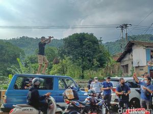 Heboh Pemudik Joget di Atas Mobil Saat One Way di Nagreg Heboh Pemudik Joget di Atas Mobil Saat One Way di Nagreg