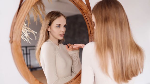 Perempuan Mengkritik Diri Sendiri hingga 8 Kali Sehari