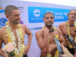 3 WNA Sukses Berenang Seberangi Karimunjawa-Jepara, Kampanye Peduli Pantai 3 WNA Sukses Berenang Seberangi Karimunjawa-Jepara, Kampanye Peduli Pantai