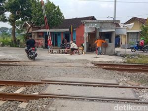 Keren! Warga di Klaten Ini Rela Iuran Biayai Pengamanan Lintasan Kereta Api
