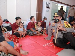 Kapolda NTB Kunjungi-Beri Bantuan ke Warga Mareje di Pengungsian