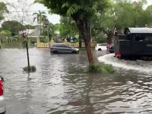 Potret KA Uap Jaladara Terobos Banjir Jalan Slamet Riyadi Solo Potret KA Uap Jaladara Terobos Banjir Jalan Slamet Riyadi Solo