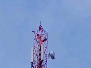Diduga Gagal Tes TNI, Pria di Langkat Nekat Panjat Tower 50 Meter