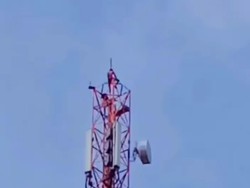 Diduga Gagal Tes TNI, Pria di Langkat Nekat Panjat Tower 50 Meter