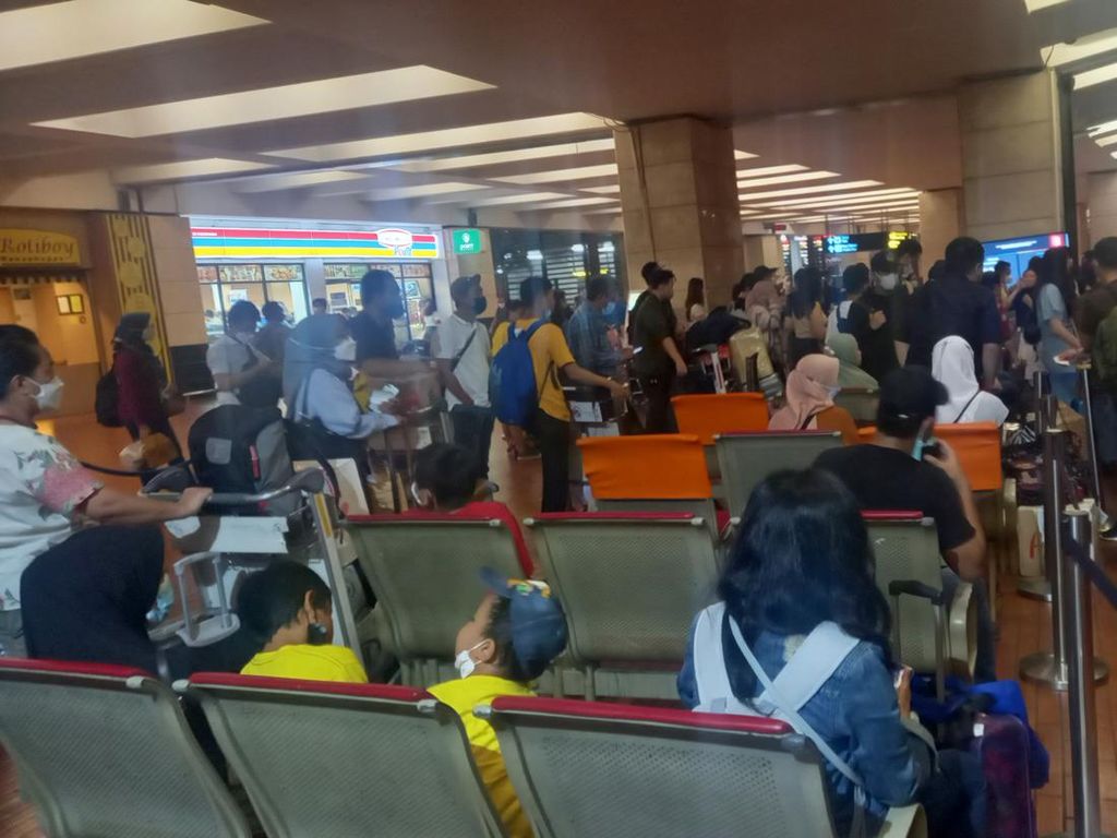 Puncak Arus Balik, Bandara Soetta Masih Dipadati Penumpang hingga Malam