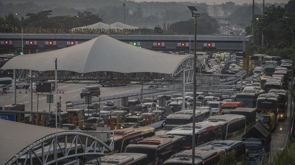 Puncak Arus Balik Lebaran, Begini Suasana di GT Cikampek Utama