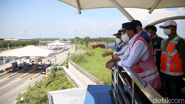 Saat Menhub Budi Karya Tinjau Arus Balik Lebaran di Tol Japek