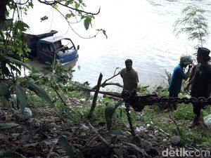 Truk Angkut 5.000 Batu Bata Masuk Jurang di Polman Gegara Rem Blong