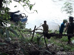 Truk Angkut 5.000 Batu Bata Masuk Jurang di Polman Gegara Rem Blong