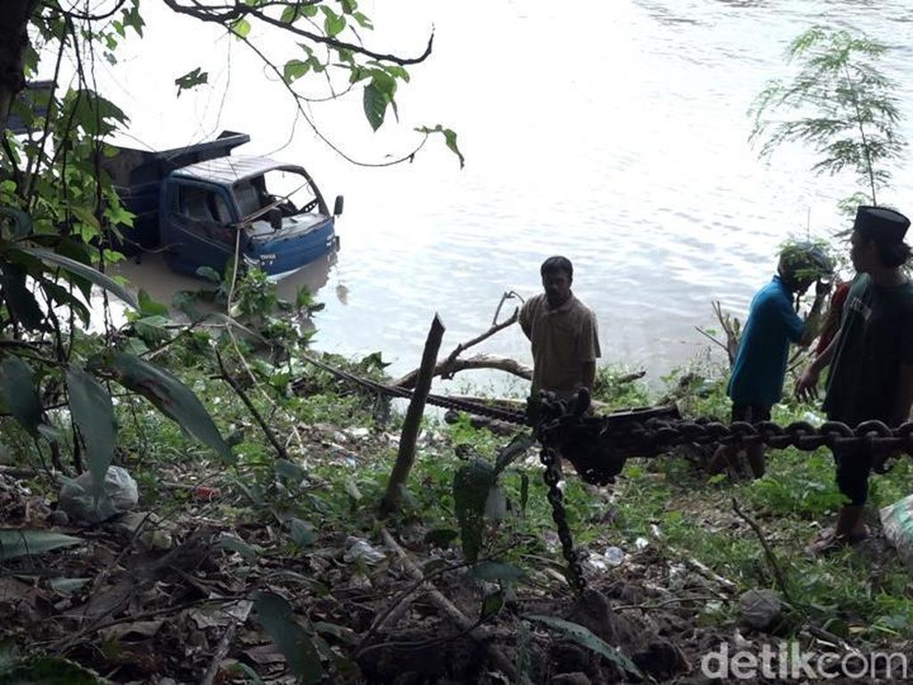 Truk Angkut 5.000 Batu Bata Masuk Jurang di Polman Gegara Rem Blong Truk Angkut 5.000 Batu Bata Masuk Jurang di Polman Gegara Rem Blong