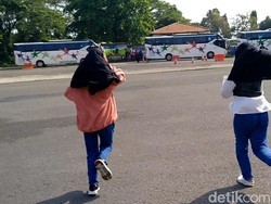 Momen Penumpang Nyaris Tertinggal Bus Balik Gratis Gegara ke Toilet Tak Pamit