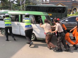 Aksi Polwan di Puncak Bogor Bantu Dorong dan Perbaiki Mesin Angkot Mogok