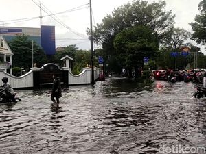 Hujan Lebat Guyur Solo, Sungai Meluap-Jalan Utama Tergenang Hujan Lebat Guyur Solo, Sungai Meluap-Jalan Utama Tergenang