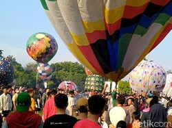 Snapshots: Meriahnya Langit Kota Pekalongan Dihias Aneka Balon Warna-Warni