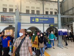 Stasiun Pasar Senen Padat Kedatangan Pemudik Pagi Ini, Begini Suasananya