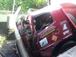 Truk Pengangkut BBM Nyungsep ke Kolam Ikan di Sukabumi