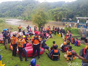 Upaya Tim SAR Temukan Aira Korban Banjir Bandang Sumedang Upaya Tim SAR Temukan Aira Korban Banjir Bandang Sumedang