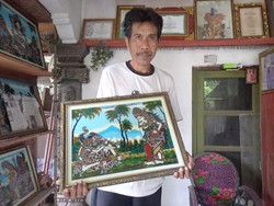 Berbincang dengan Cucu Maestro Lukis Wayang Kaca Jero Dalang Diah