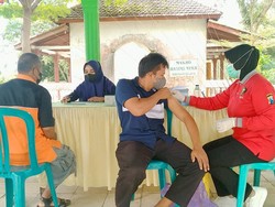 Wisatawan di Pemandian Tawun Ngawi Antusias Vaksin Booster