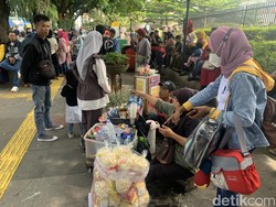 Cerita PKL Alun-alun Bandung, Menahan Rindu Demi Sarjanakan Anak