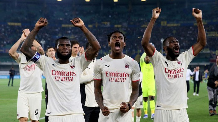 VERONA, ITALY - MAY 08: Rafael Leao (C) of AC Milan celebrates with Franck Kessie (L) and Fikayo Tomori (R) the win at end of the Serie A match between Hellas Verona FC and AC Milan at Stadio Marcantonio Bentegodi on May 08, 2022 in Verona, Italy. (Photo by AC Milan/AC Milan via Getty Images)