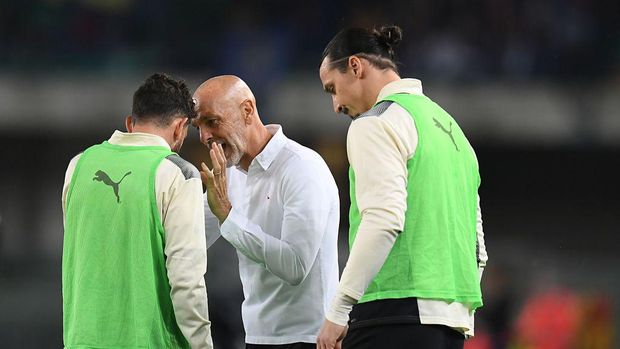 VERONA, ITALY - MAY 08:  Stefano Pioli head coach of AC Milan  issues instructions to his players during the Serie A match between Hellas Verona FC and AC Milan at Stadio Marcantonio Bentegodi on May 08, 2022 in Verona, Italy. (Photo by Alessandro Sabattini/Getty Images)