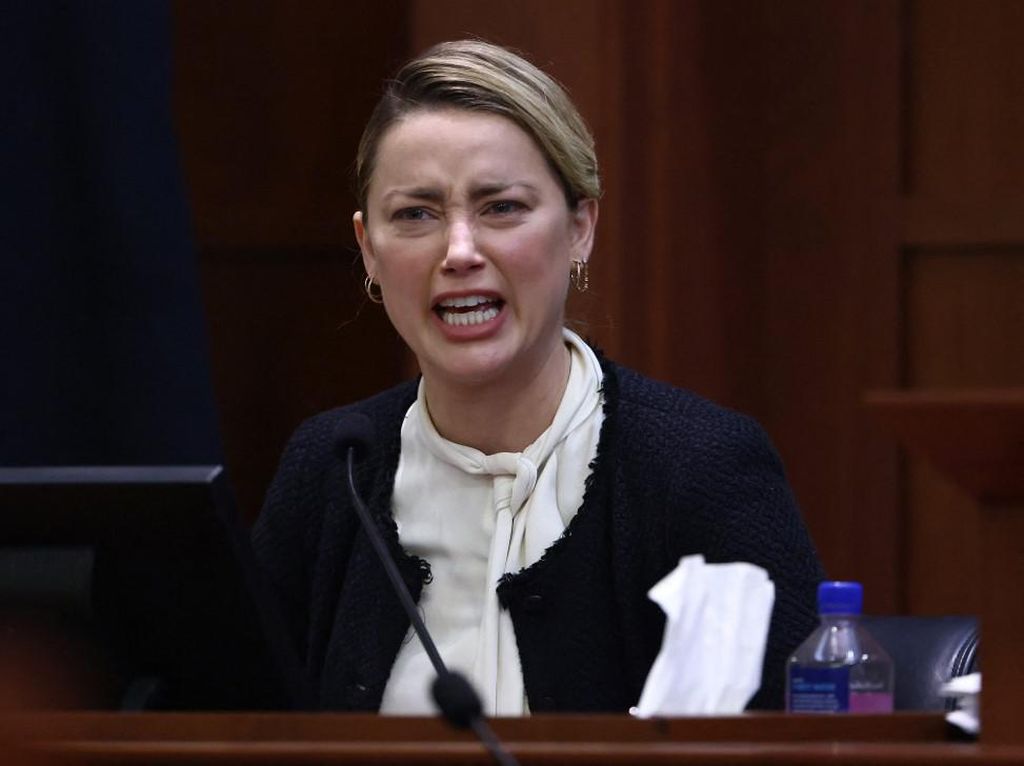 8 Potret Tangisan Amber Heard, Ngaku Jadi Korban Kekerasan Seksual Johnny Depp 8 Potret Tangisan Amber Heard, Ngaku Jadi Korban Kekerasan Seksual Johnny Depp