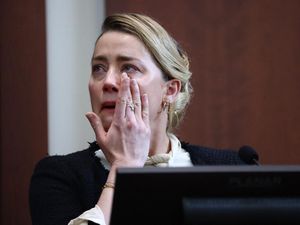 Amber Heard Tegaskan Tak Buang Kotoran di Kasur Johnny Depp, Ini Buktinya Amber Heard Tegaskan Tak Buang Kotoran di Kasur Johnny Depp, Ini Buktinya