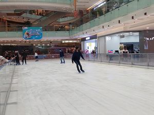 Keseruan Akhir Libur Lebaran dengan Bermain Ice Skating-Snowplay di Surabaya