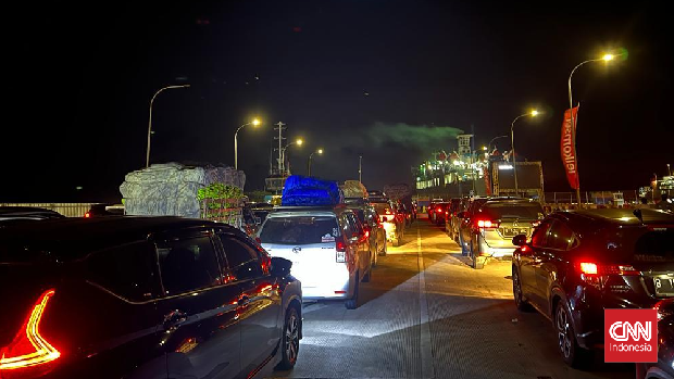 Antrean mobil masih mengular di Terminal Eksekutif Pelabuhan Bakauheni, Lampung, pada Senin (9/5) dini hari. Penumpang masih harus menunggu sekitar satu jam. (CNNIndonesia/Ike Agestu)
