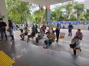 Antrean di Mal Layanan Publik Jakarta Mengular