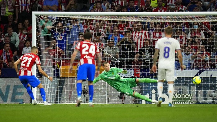 Atletico Madrids Yannick Carrasco, left, scores on a penalty kick during a Spanish La Liga soccer match between Atletico Madrid and Real Madrid at the Wanda Metropolitano stadium in Madrid, Spain, Sunday, May 8, 2022. (AP Photo/Manu Fernandez)